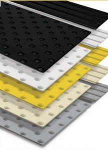 Ledelinjer på 22 x 100 cm av metakrylat harpiks i hvit og svart med butylengummi lim