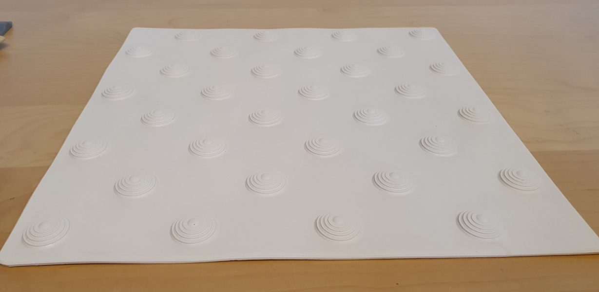 Hvit og svart farefelt elementer i 30 x 30 cm metakrylat harpiks med lim