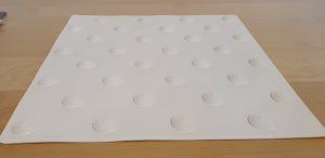 Hvit og svart farefelt elementer i 30 x 30 cm metakrylat harpiks med lim