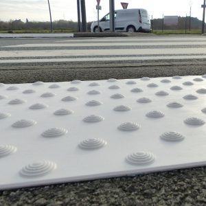 Kampanjevare: Hvite fare elementer i 82 x 60 cm metakrylat harpiks m/lim