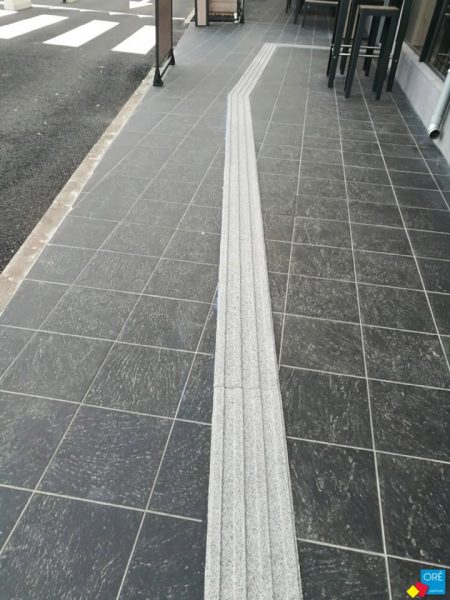 Ledelinje elementer på 22 x 100 cm i harpiks med innstøpt hvite -svarte- krem og grå steinkorn og butylengummi lim - Bilde 6