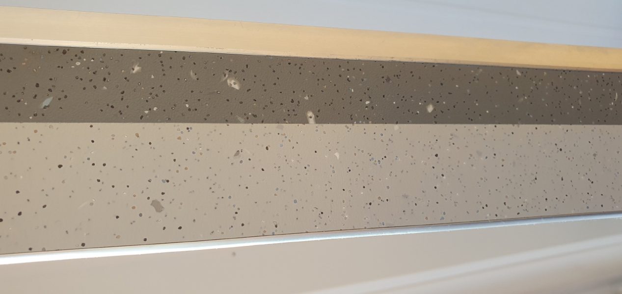 Trappenese i aluminium med to Forbo ilegg 64 x 30 mm