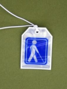 Refleksbrikke med symbol og snor