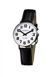 Et armbåndsur med god kontrast på tall og visere og som kan lese opp tiden. Sort på hvit bakgrunn med skinnreim.