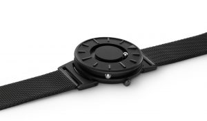 Bradley Black - taktilt armbåndsur med lenke, fra EONE