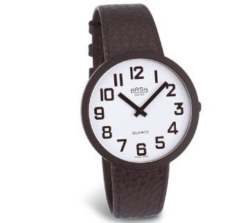 Armbåndsur med hvit urskive og svarte tall og visere