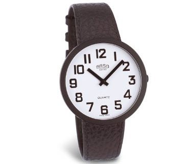 Armbåndsur med hvit urskive og svarte tall og visere