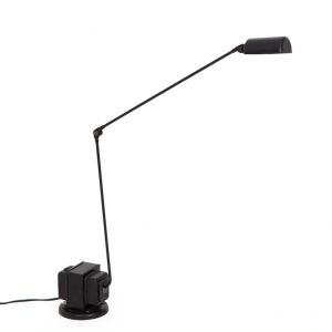 Daphine bordlampe med godt og varmt lys i sort farge armen har to pinner i 5 mm tykkelse, som gjør den funksjonell med en liten lampehodet som roteres i 360 grader.