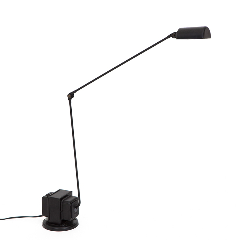 Daphine bordlampe med godt og varmt lys i sort farge armen har to pinner i 5 mm tykkelse, som gjør den funksjonell med en liten lampehodet som roteres i 360 grader.