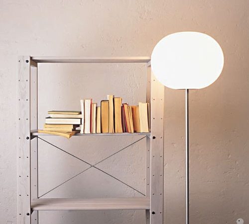 Glo-Ball F3 Gulvlampe omdekket av 45 cm matt, opal hvit glasskuppel, lampefot og stamme i krom farge.