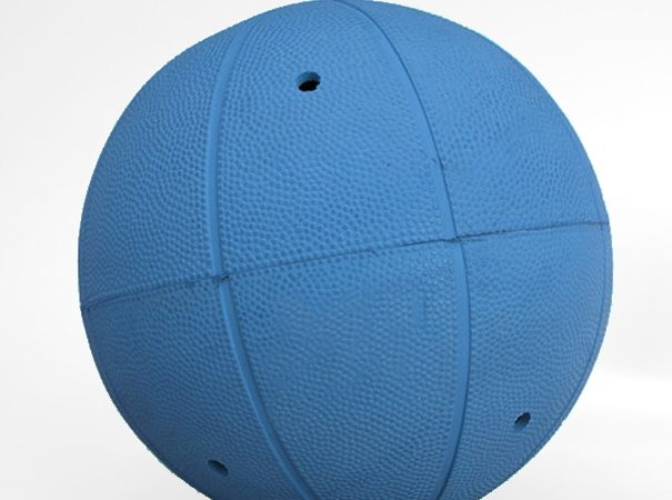 En blå goalball med små hull slik at lyden innefra blir hørbar