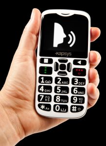 Kapsys Minivision. En hånd som holder telefonen. Den er hvit med store taster og med god kontrast.