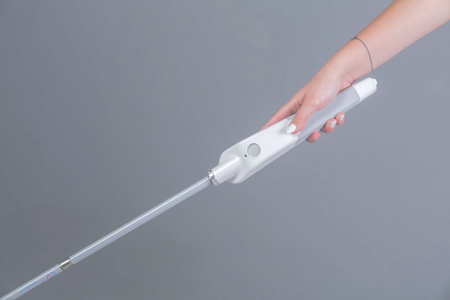 En WeWalk hvit stokk med sensor for å fange objekter i ansiktshøyde.