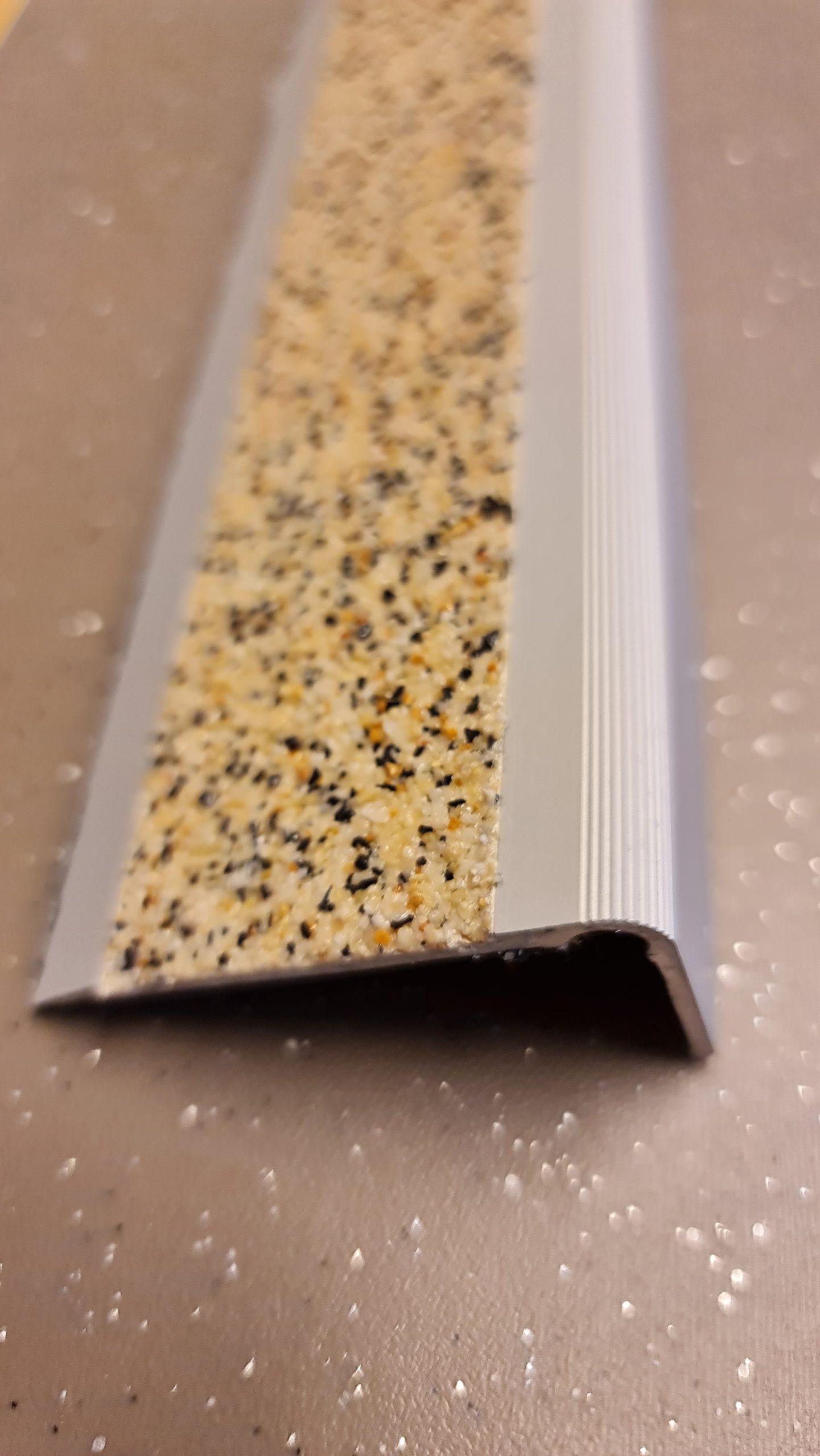Trappenese i eloksert aluminium med beige stein ilegg 300 x 6,5 x 3,5 cm