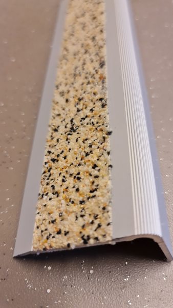 BP101438 Eloksert alu trappenese med beige stein ilegg for inne og utebruk