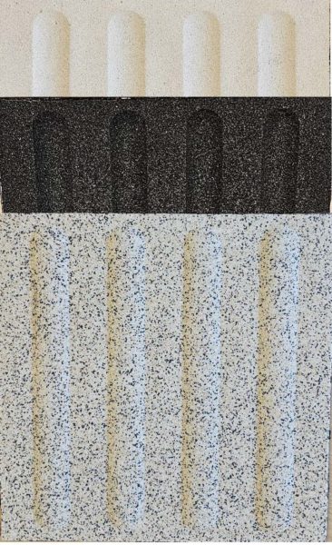 Ledelinje elementer på 30 x 30 cm i harpiks med innstøpt hvite -svarte og krem steinkorn og butylengummi lim