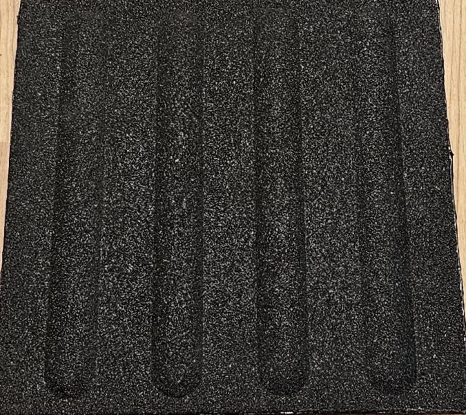 Ledelinje elementer på 30 x 30 cm i harpiks med innstøpt hvite -svarte og krem steinkorn og butylengummi lim - Bilde 2