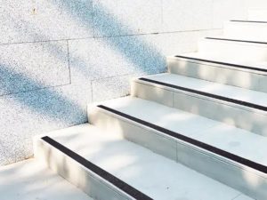 Hvit, svart og gul RollGrip epoksy til bruk som trinn markering